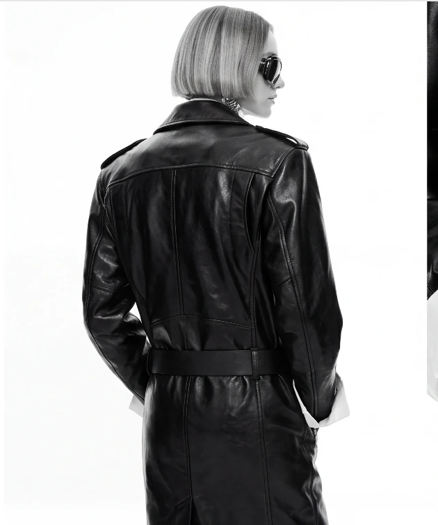 AI Lookbook 生成结果：黑色皮衣造型的背面三分之四角度