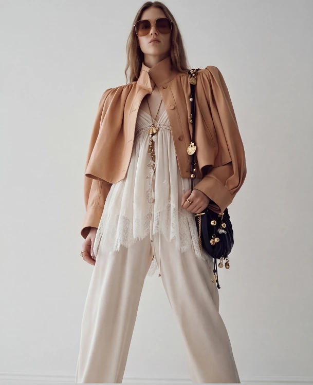 AI Lookbook 生成结果：米色外套造型的低角度正面时尚大片