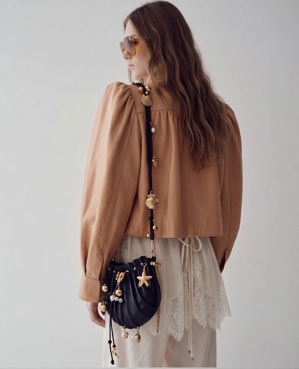 AI Lookbook 生成结果：米色外套和黑色手袋的背面细节角度