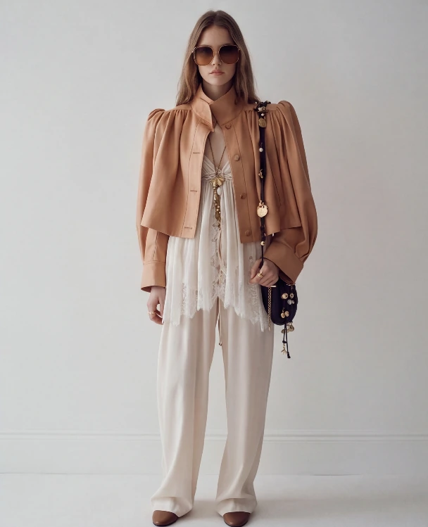 AI Lookbook 生成结果：米色外套造型的正面全身商品展示图